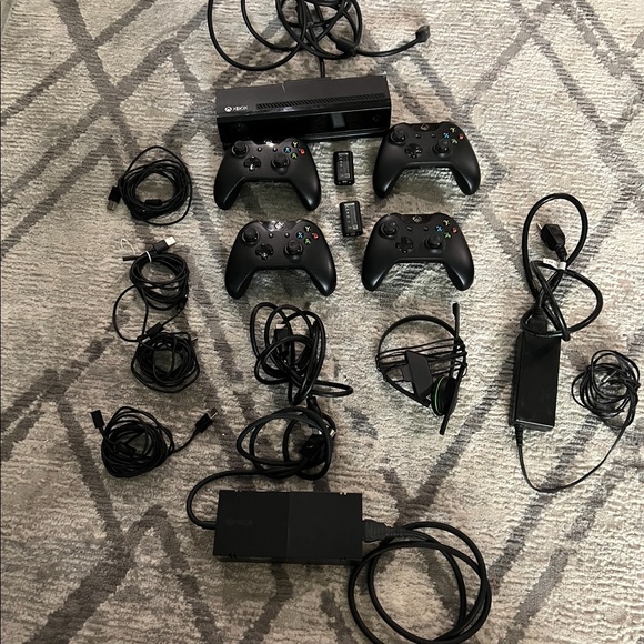 Xbox one with Kinect system - Picture 2 of 3